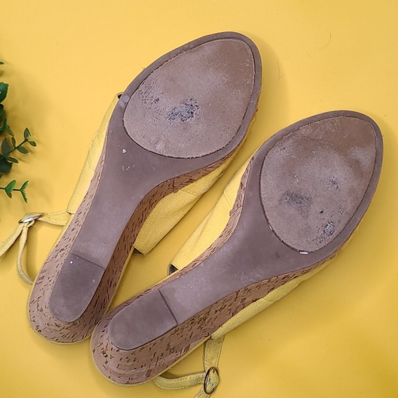 NINE WEST YELLOW SUMMER WEDGE 8.5 - Picture 5 of 7